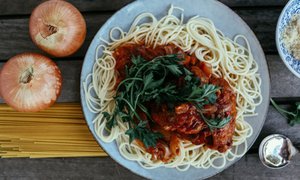 Dinkel-Spaghetti mit -Tomatensoße, Pinienkernen und Schafskäse