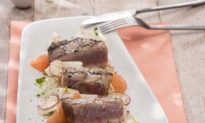 Gebratener Thunfisch mit Kohlrabi-Radieschen-Salat