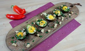 Gebackene Avocado mit Ei und Zwieback-Croutons