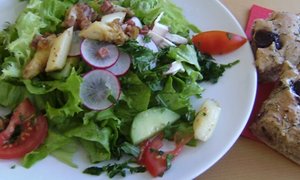 Bunter Salat mit gebratenen Spargelspitzen und Schinkencroutons