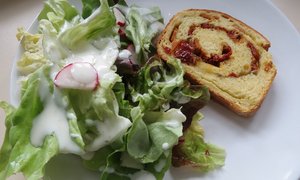 Eingewickeltes mediterranes Brot mit Salat an Knoblauch-Joghurt-Dressing