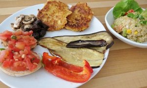 Sommerliche Salatvariation mit Zucchinipuffer und Antipasti