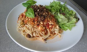 Dinkel-Vollkorn-Spaghetti mit Zucchini-Tofu-Bolognese und Mandelparmesan